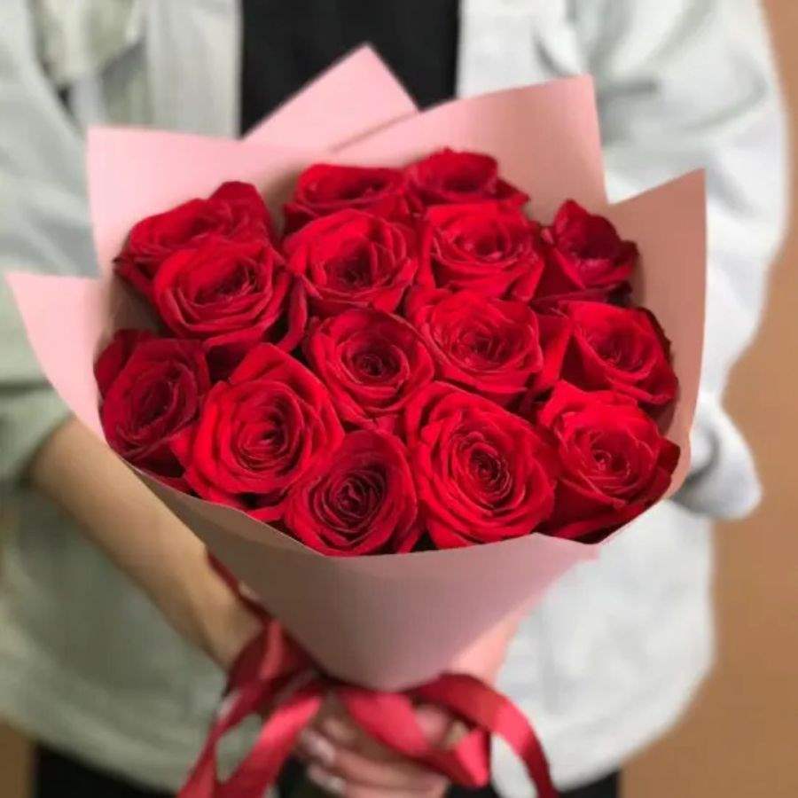15 red roses bouquet.png