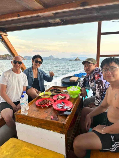 lunch-on-boat-labuan-bajo-tour.jpg