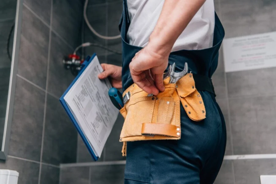 cropped-shot-of-male-plumber-with-clipboard-and-toolbelt-standing-in-bathroom-1024x683.jpg