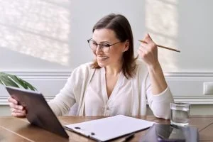 imgi_25_woman-teacher-mentor-psychologist-looking-at-web-300x200.jpeg
