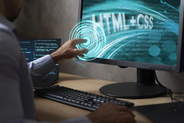 imageye___-_imgi_14_person-front-computer-working-html-768x512.jpeg