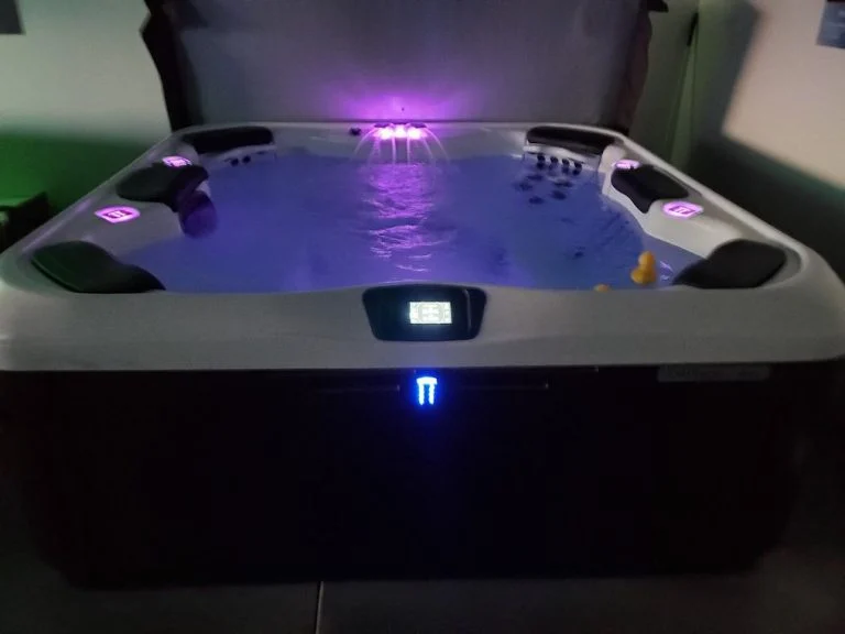 bullfrog-hot-tub-lights-768x576.jpeg